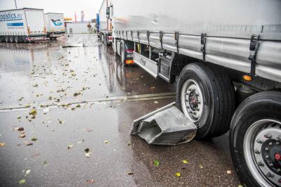 Denkendorf: Sturmboee zieht ueber Rastanlage an der A8 - Mehrere umgestuerzte Transporter - Verletzte
